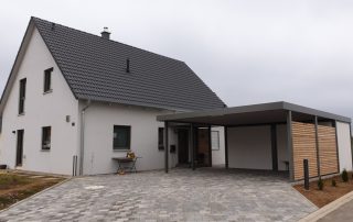 Doppel-Carport aus Stahl mit Hauseingangsüberdachung - BRANDL