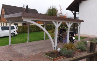 Einzel-Carport aus Holz mit Schindelblende und Bogenpfosten einseitig - BRANDL