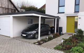 Einzel-Garage aus Stahl mit Sektionaltor + Anbau-Carport rechts daneben - BRANDL