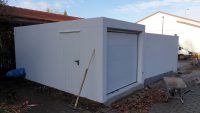 Doppel-Garage aus Beton mit Mittelwandöffnung und Einzel-Garage hinten quer angebaut - BRANDL