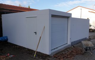 Doppel-Garage aus Beton mit Mittelwandöffnung und Einzel-Garage hinten quer angebaut - BRANDL